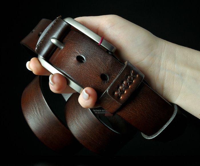 Темно-коричневий ремінь De Esse з шкіряною вставкою на пряжці та прошитою шлейкою (3,8 см)