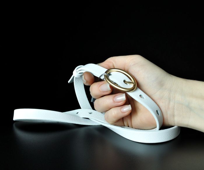 Жіночий шкіряний ремінь Kremen білий, овальна пряжка (1,5 см)