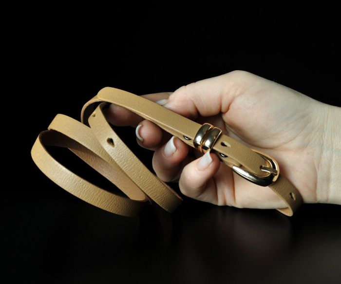 Жіночий вузький шкіряний ремінь Kremen карамельний (1 см)