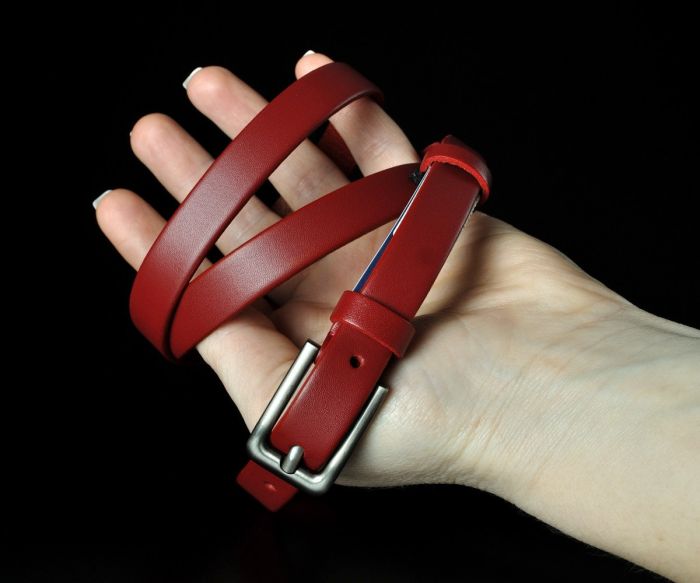 Жіночий вузький шкіряний ремінь Kremen червоний, гладкий (1,5 см)