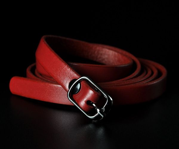 Жіночий тонкий шкіряний ремінь Kremen червоний, пряжка-качелька (1 см)