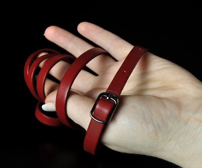 Жіночий тонкий шкіряний ремінь Kremen червоний, пряжка-качелька (1 см)