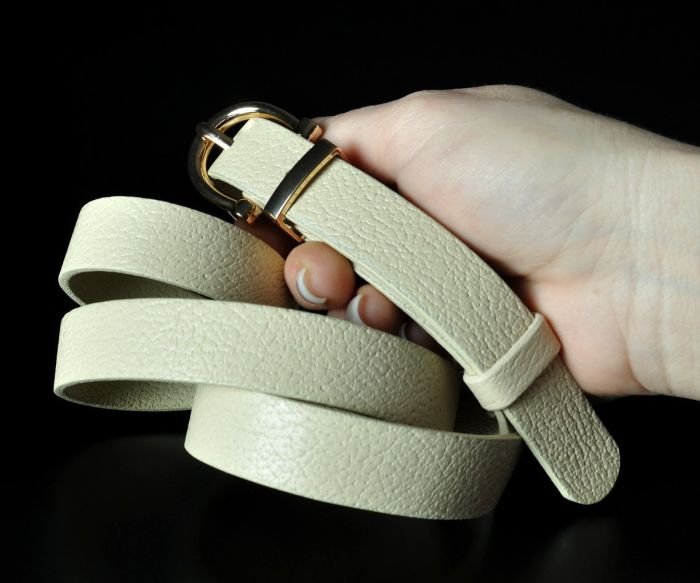 Жіночий турецький шкіряний ремінь молочний, зернистий (2 см)