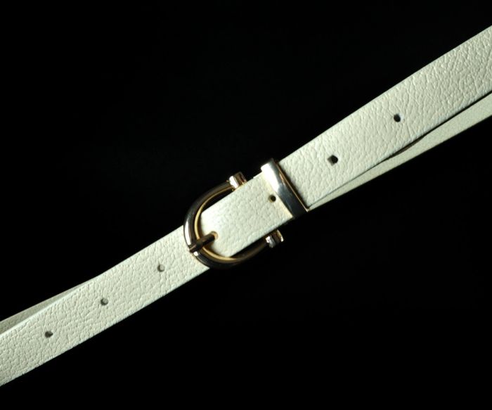 Жіночий турецький шкіряний ремінь молочний, зернистий (2 см)