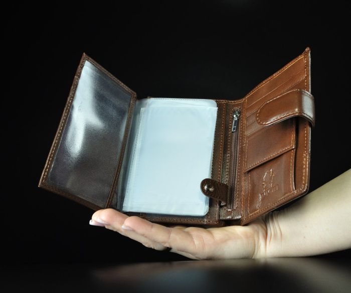 Чоловічий шкіряний гаманець Kochi вертикальний коричневий (з хлястиком на магніті)